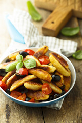 Potato noodles with olives and tomatoes
