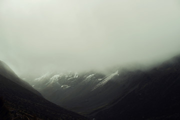 Paisaje de montañas nevadas nubladas.