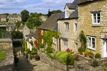 Fototapeta na wymiar The picturesque old cottages of The Chipping Steps, Tetbury, Cotswolds, Gloucestershire, UK