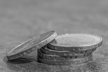 Gestapelte Euro Münzen mit den deutschen Wörtern - Einigkeit und Recht und Freiheit