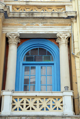 Fototapeta na wymiar Héraklion, Crête, fenêtre avec colonnes et porte bleue