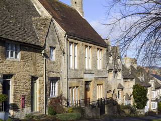 Fototapeta na wymiar England, Oxfordshire, Cotswolds, winter sunshine on the picturesque homes that line The Hill in Burford