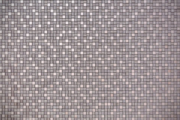 細かいタイルの壁