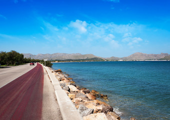 Bucht von Pollenca im Norden von Mallorca mit Küstenstrasse und Radweg