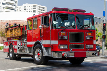 Fototapeta na wymiar Amerikanisches rotes Feuerwehrauto in den Straßen der USA