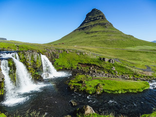 de beroemde Kirkjufellsfoss-waterval met de Kirkjufell-berg