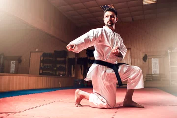 Photo sur Plexiglas Arts martiaux Maître d& 39 arts martiaux sur l& 39 entraînement au combat en salle de sport