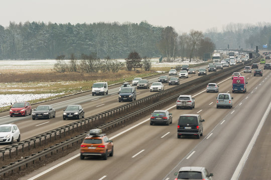 Deutsche Autobahn schr&auml;g von der Seite
