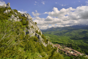 Naklejka premium Roquefixade (09300) aux pieds des roches, département de l'Ariège, en région Occitanie, France