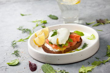 sandwich with salmon and egg