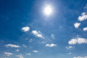 Blauer Himmel mit Sonne und Wolken