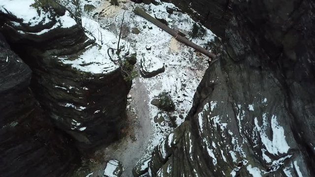 Drohnenflug durch Felsen, Elbsandsteingebirge
