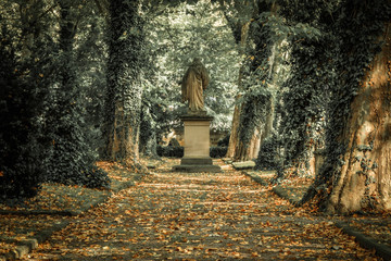 Gothic Frau auf dem Friedhof rote Haare Rothaarig