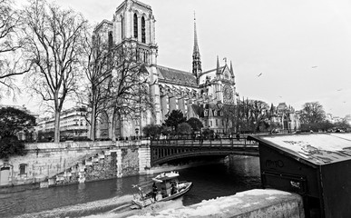 Neige, quai de seine et  Notre Dame à Paris