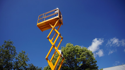 Scissor lift platform