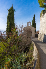Obraz premium A chapel on the street, Provence