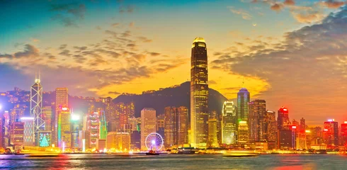 Foto auf Acrylglas Antireflex Skyline von Victoria Harbour und Hongkong bei Sonnenuntergang. © Javen