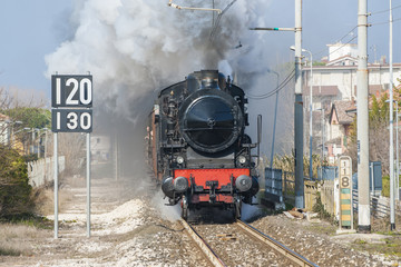 Naklejka premium Vecchia locomotiva a vapore sbuffante