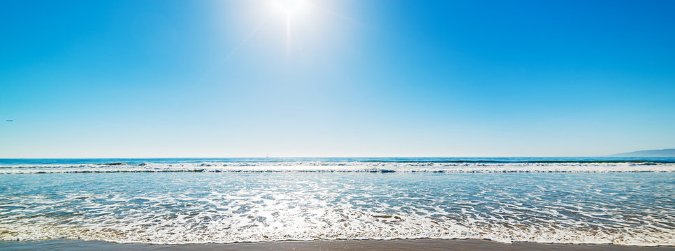 Fototapeta Sun shining over Santa Monica beach on a clear day