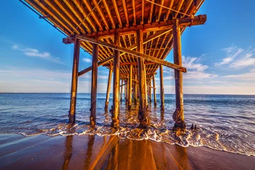 Foto auf Acrylglas Seebrücke Wooden poles under Malibu pier