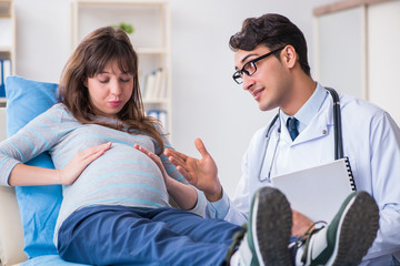 Obraz premium Pregnant woman visiting doctor for consultation