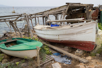 bateau de pêche sous un abri, formentera, baleares