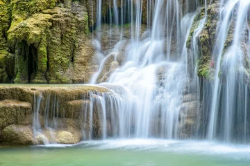 Fototapeten Wasserfall hautnah © yotrakbutda