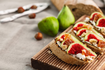 Toasts with figs and honey