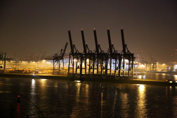 Hamburger Hafen mit Hafenkränen bei Nacht