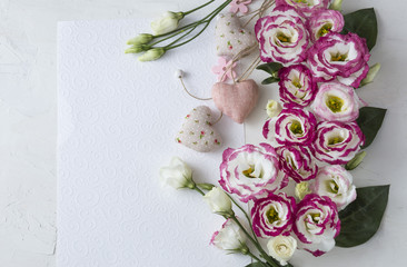 Bouquet of beautiful flowers with paper and hearts. Holidays background: March 8, valentine's day, mother's day, wedding, engagement ghodovshchinaгодовщинаfonfonefonovyi riezhimkontiekstobrazovaniiepo