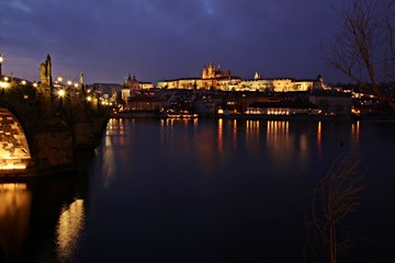 Blick über die Moldau auf die Prager Burg und den Veitsdom