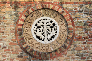 Rosone decorativo in pietra.