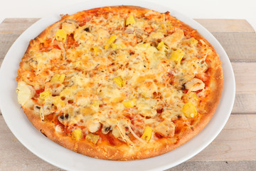 Pizza mit Peperoni und Zwiebeln