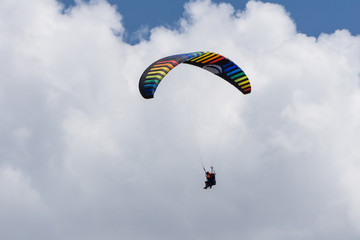 Farbiger Gleitschirm vor Wolken, Tandemparagliding