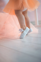 юная балерина тянется на носочках