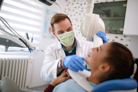 Dentist use apparatus to make x-ray footage of teeth