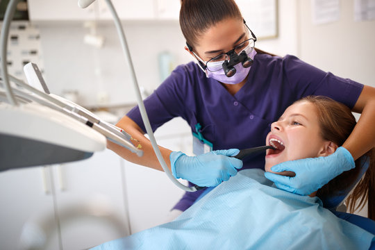 Dentist repair girls’ teeth