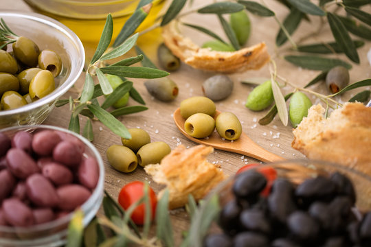 Mix of assorted whole Italian olives for snack.