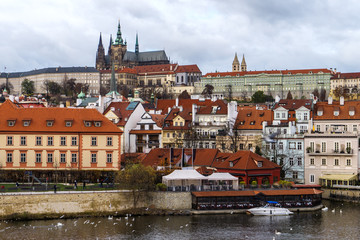 Obraz premium View of old town and Prague castle with river Vltava, Czech Republic