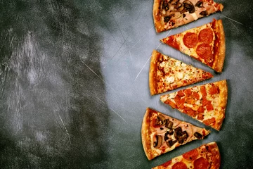 Tuinposter Pizzeria Plakjes pizza met verschillende toppings op een donkere gestructureerde achtergrond