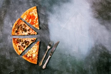 Crédence de cuisine en verre imprimé Pizzeria Slices of pizza with different fillings on a dark textured background