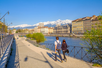 France, Isère (38), un couple marchant le long des quais de l'Isère à  Grenoble face à la chaîne de Belledonne.