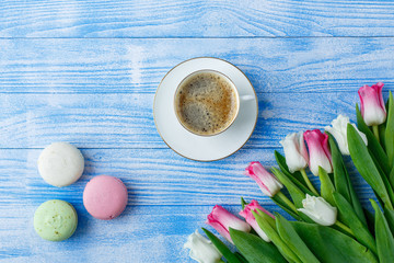 Fototapeta na wymiar Tulips with macaroons on blue wooden background