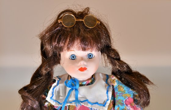 Portrait d'une jolie poupée de porcelaine