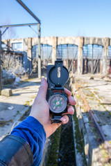 Naklejka premium Mann hält Kompass in Lost Place