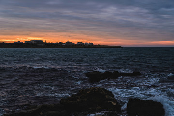 Obraz premium Picturesque sunset on the sea mountain coast, gloomy sky
