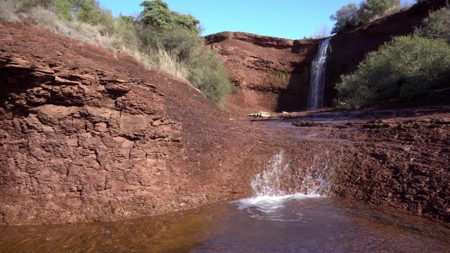 deux cascades au milieu d'une oasis de roche rouge