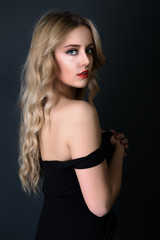 Belle femme blonde isolé sur fond noire