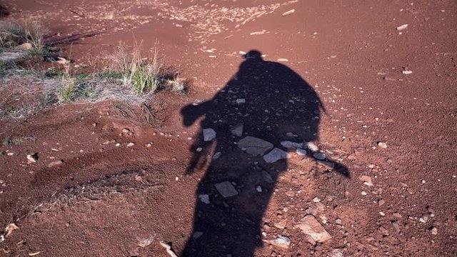 la silhouette d'un homme qui marche et monte en haut d'un sommet