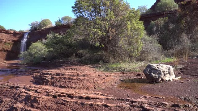 deux cascades dans un canyon de roche rouge